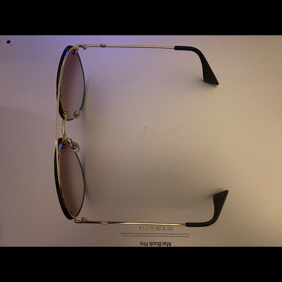 Mens Gucci sunglasses with green rims - Picture 3 of 4